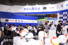 [2022 스스로박람회] 프로스포츠관에 몰린 인파[스경포토]