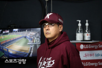 경기 지켜보는 홍원기 감독[스경포토]