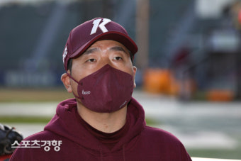 취재진 질문에 답하는 홍원기 감독[스경포토]