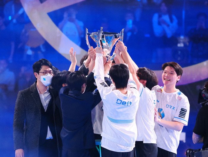 T1, 롤드컵 5회 우승 기록 차지! 역전 승으로 중국팀 BLG 격파하여 최강의 존재 증명