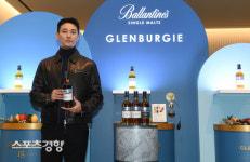 발렌타인 들고 포즈 취하는 배우 주지훈[스경포토]