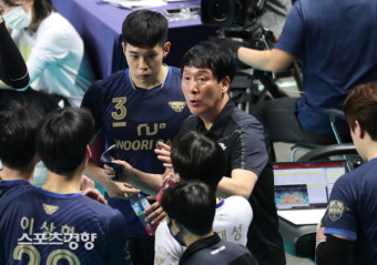작전 설명하는 신영철 우리카드 감독[스경포토]