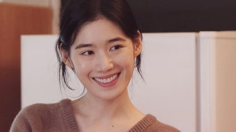 정은채, 왜 웃고 있을까? ‘어쩌면’