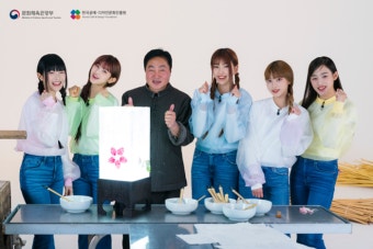 뉴진스가 직접 만든 ‘꽃 한지 조명’ 누구 손에?