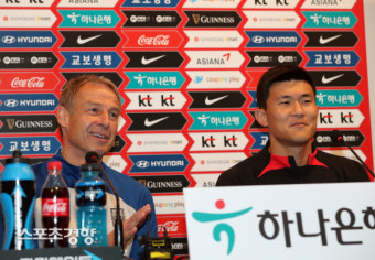 기자회견하는 클린스만 감독과 김민재[스경포토]
