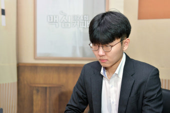 신진서, 이원영에 133수 만에 흑 불계승···맥심커피배 우승에 1승 남겨