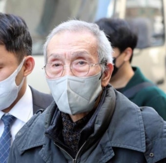 ‘강제추행 혐의’ 오영수, 취재진 질문에 무응답