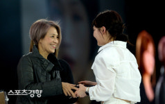 시상하는 트레이시 준오헤어 크리에이티브 디렉터[스경포토]