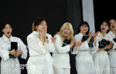 동료 축하하는 준오헤어 새내기들[스경포토]