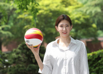 핑크 유니폼 입은 김수지 “우승 퍼즐 한 조각이 될게요”[창간 특집]