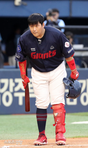 친정팀 향해 인사하는 롯데 유강남[스경포토]