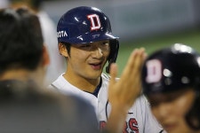 두산 ‘외야 한 자리’ 고민, 등번호 37번의 후계자가 풀어줄까