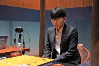 일방적인 압승···신진서, 구쯔하오 꺾고 란커배 우승에 1승 남겨