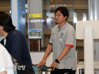 중국 평가전 마치고 입국하는 황선홍 감독[스경포토]