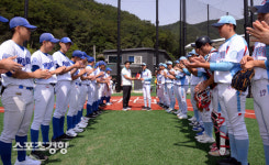 [인제군 초청 우수 중학교 서머리그]  우수타자상 받은 동산중 조현태[스경포토]