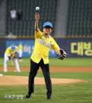 잠실야구장에서 시구하는 최상기 인제군수[스경포토]