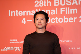 포즈 취하는 배우 스티븐 연[스경포토]