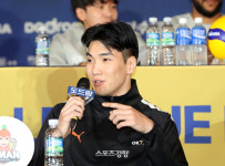 캐슬오브스카이워커스 처음 본 페이창 “열심히 안할 수가 없어요” V리그 새 시즌 아시아쿼터 선수들의 다짐