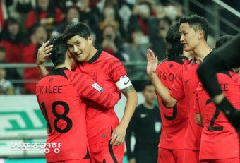 김민재와 포웅하는 이강인[스경포토]