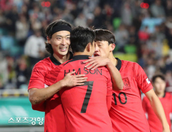 손흥민과 포옹하는 조규성[스경포토]