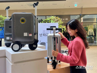 롯데아울렛, 손으로 끌지말고 탑승? 전동캐리어 ‘에어휠’ 국내 최초 팝업 오픈
