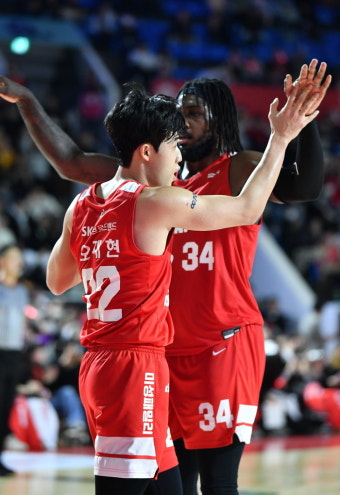 프로농구 SK, 소노 잡고 시즌 최다 10연승 질주…20승 고지에 단독 2위 굳건히