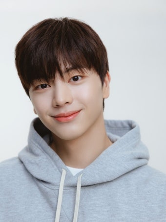 육성재, 청량+훈훈+시크 3色 공식 프로필 사진 공개[화보]