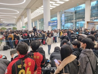 “도저히 참을 수 없어서 나왔어요” 린가드 입국에 기쁨 가득한 서울 팬들, 콘서트장이 된 인천공항