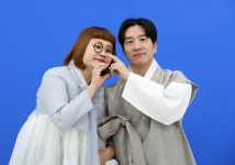 ‘데프콘 어때요’ 조수연-신윤승 “이번 설엔 소개팅 어때요?”[설특집 한복인터뷰]