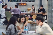 웨이브 오리지널 ‘사상검증구역: 더 커뮤니티’, 9일 4편 동시공개!···종신리더→첫 탈락자 나온다