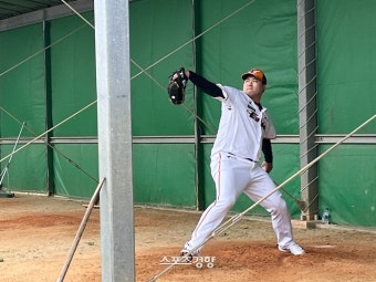 류현진 불펜 피칭 본 최원호 한화 감독, “좋네, 좋아!” 개막전 선발 구상 수정 들어가나[스경X오키나와]
