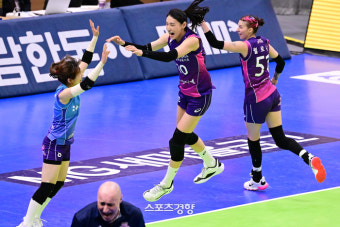‘김연경-윌로우 37점 합작’ 흥국생명, 현대건설 우승 저지하고 역전 우승 희망···자력 우승 기회는 현대건설에만