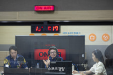 [단독]6년만에 TBS 떠나는 최일구, 눈물로 맞은 ‘인생3막’