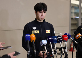 목에 보호대·왼팔에 붕대 감고 귀국한 박지원…황대헌은 “고의로 그런 것 아냐, 경쟁하다 그런 것”