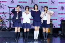 ‘군통령’ QWER 히나 “우리를 알고 있다니…깜짝 놀라”