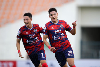 ‘정치인 멀티 골’ 김천 상무, 광주FC 4연패 빠뜨리고 선두 탈환
