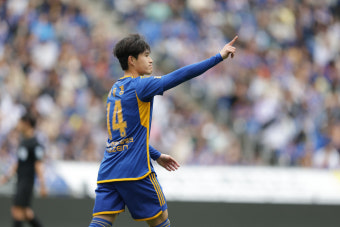 ‘정치인 멀티 골’ 김천 상무, 광주FC 4연패 빠뜨리고 선두 탈환
