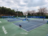 ‘화려한 벚꽃 속 봄 테니스 축제’ 최대 규모 동호인 대회 NH농협은행 올원뱅크 아마추어 테니스 오픈 열기, 본격 테니스 시즌 예고