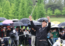 2024시즌 첫 KLPGA 다승자는 박지영, 비바람 뚫고 교촌 1991 레이디스오픈 정상