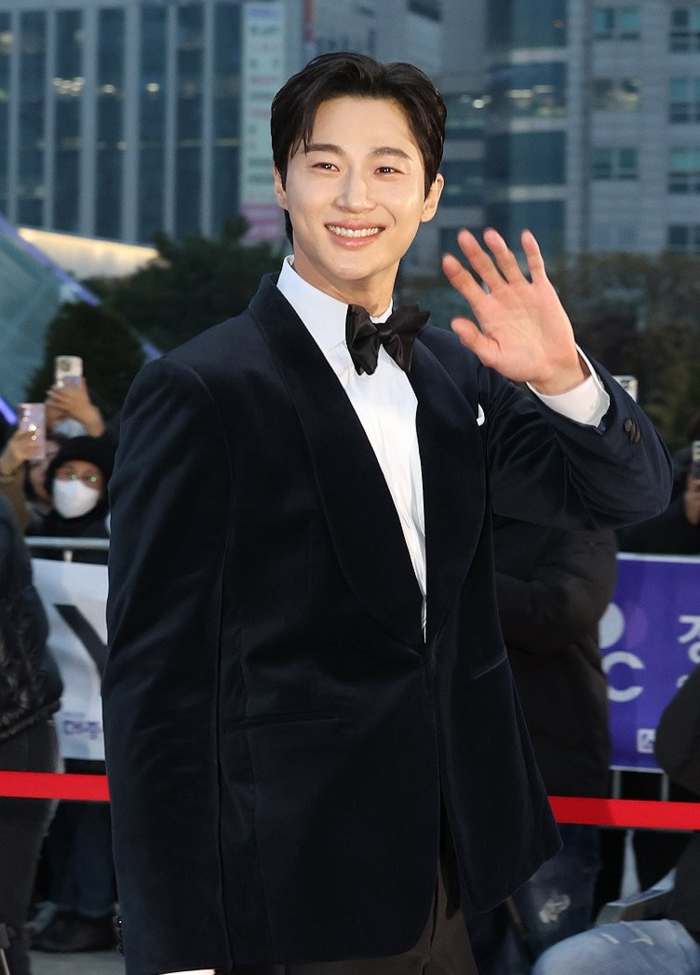 배우 변우석, 화이트 셔츠와 라이더 재킷 착용한 사진 공개로 팬들 반한 이유