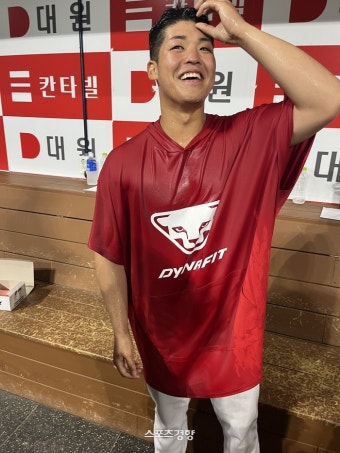데뷔전 승리 투수 된 후 차가운 축하의 물세례…시라카와의 미소 “SSG의 일원이 됐구나라는 느낌이 드네요”[스경X인터뷰]