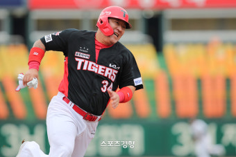 최형우, 10호 홈런 터졌다···역대 최다 4077루타 타이 대기록+17년 연속 두자릿수 홈런 달성[스경X현장]