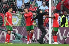 UEFA ‘호날두와 셀카 방지 보안 강화’···추가 안전조치 및 무단 침입 관중에 형사 고소