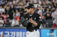전날 혈투 치렀는데 롯데 김진욱 너마저…3.2이닝 4실점 조기 강판→한현희 투입[스경X현장]