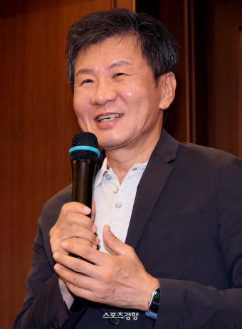 ‘사퇴 여론 속’ 정몽규 축구협회장, 에세이 ‘축구의 시대-정몽규 축구 30년’ 출간···“그간 오해와 논란에 답하는 첫 ‘오피셜 코멘트’”
