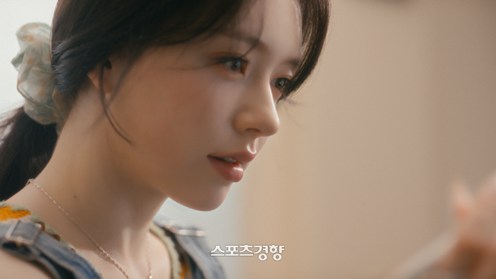 힙한 감성으로 사로잡는, 피프티 피프티의 새 멤버 문샤넬의 개인 트레일러 화제