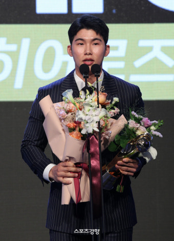 KBO리그 2루수 수비상 받고, 꿈의 무대 향하는 김혜성 “영어 공부 중…김하성 형이 ‘도시락 싸고 다니라’고 하더라”
