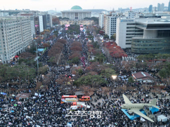 ‘윤석열 탄핵 집회’ 바뀐 시위 문화 “K-팝·응원봉 등 대중문화의 융합” 18%··· 탄핵집회 “참여 예정” 74.5%