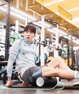 ‘웰컴 투 토트넘’ 손흥민 지켜보는 가운데 실내 훈련 치른 ‘슈퍼 루키’ 양민혁