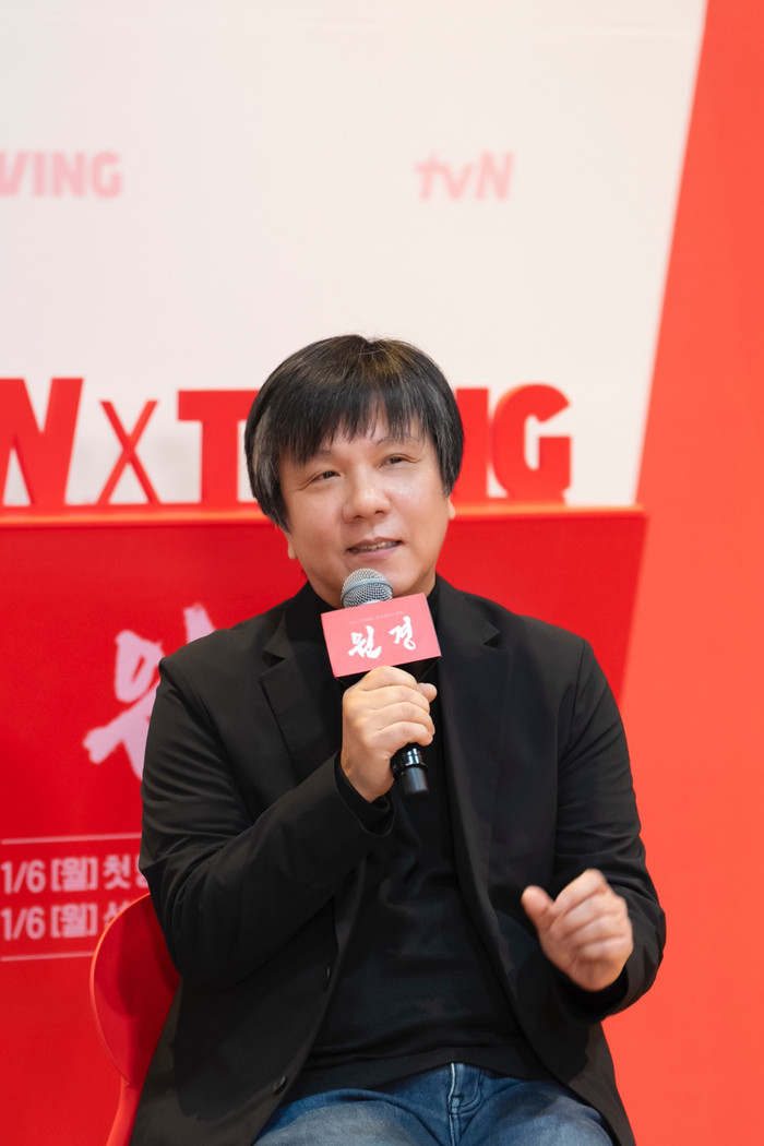 이현욱, TVING 드라마 원경 19금 연기 고백 고인 모독 가능성 인정 - 700단어 넘었던 노출 장면에 대해 솔직 고백, 자신에게 도전 경험 쌓은 것으로 평가 - 조선 제3대왕 이방원 연기 호평, 캐릭터 입체화로 성장 공감 얻어 - 원경을 통한 새로운 경험과 색채, 이현욱 자신과의 소통 부족한 점 인정, 인물 연기에 대한 걱정도 고백